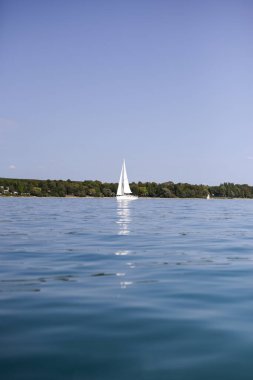 Almanya, Bodensee 'deki Constance Gölü' nde teknelerin dikey çekimi
