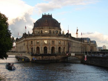 Berlin, Almanya 'daki Bode Müzesi' nin yüzü bulutlu gökyüzüne karşı