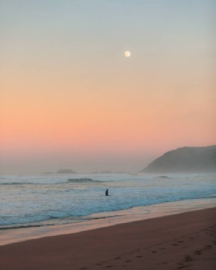 Gün batımında manzaralı bir deniz manzarası