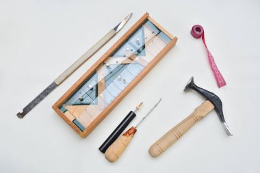 Beyaz arkaplanda izole edilmiş marangoz araçlarına yakın çekim.