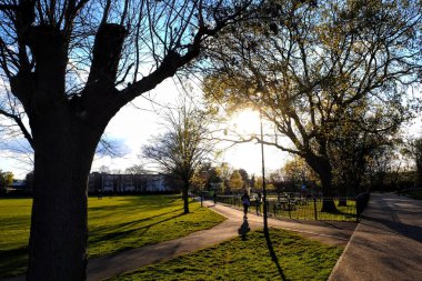 Parkta yürüyen insanların yakın çekimi.