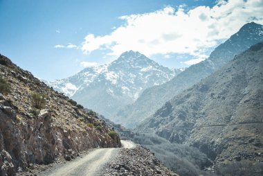 Afrika 'daki Atlas Dağları boyunca uzanan manzaralı bir yol.