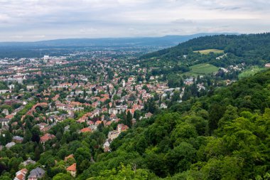 Yeşil dağlarla çevrili Freiburg şehrinin kuş bakışı görüntüsü. Almanya, Avrupa