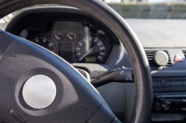 Güneş ışığının altındaki direksiyona yakın çekim