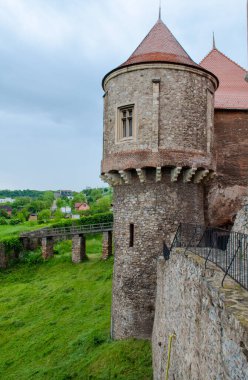 Corvin Kalesi 'nin dikey görüntüsü. Hunyadi Kalesi ya da Hunedoara Kalesi olarak da bilinir. Romanya.