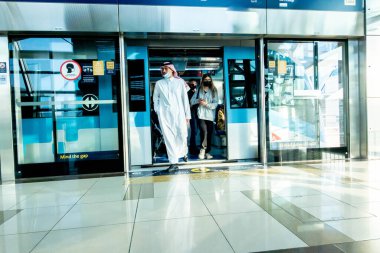 Dubai metrosuna giren insanların görüntüsü, Birleşik Arap Emirlikleri