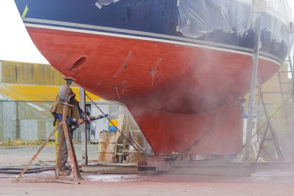 Şçi Yüksek Basınçlı Kum Püskürtme Sistemiyle Bir Yelkenli Gemisinin Gövdesini — Stok fotoğraf