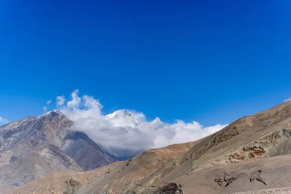 Een Prachtig Uitzicht Een Landschap Met Besneeuwde Bergen — Stockfoto