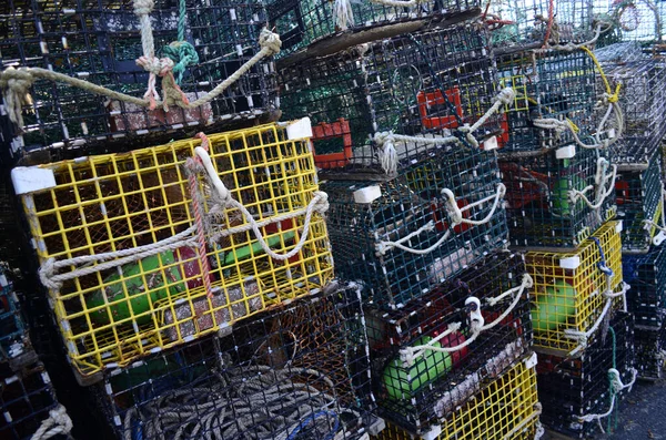 Wiele Pułapek Sieci Rybackich Molo Lub Koi Nad Kanałem — Zdjęcie stockowe