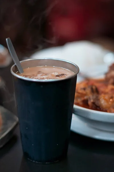 Eine Tasse Milchtee Einem Chinesischen Restaurant Auf Einem Tisch Mit — Stockfoto