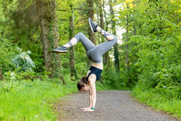 Ung Vit Kvinna Som Gör Handstand Naturen Som Fitness Träning — Stockfoto