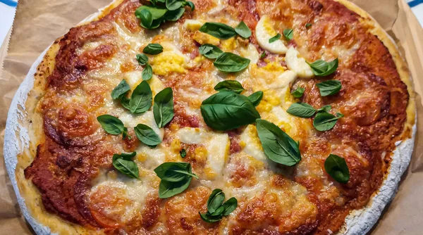Egy Étvágygerjesztő Pizza Sok Sajttal Bazsalikommal Sütőből Frissen Sült Sütőpapíron — Stock Fotó