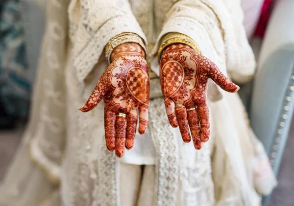 Las Manos Una Hembra Pintada Con Henna — Foto de Stock