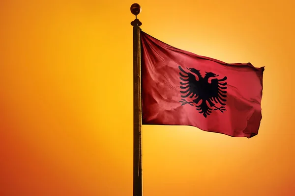 Uma Ilustração Digital Bandeira Albânia Acenando Contra Céu Amarelo Brilhante — Fotografia de Stock