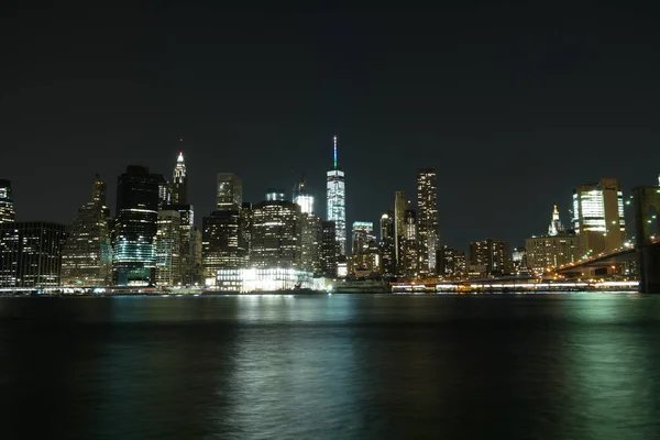 在海湾的夜空中 明亮的灯光映衬着迷人的纽约市的风景 — 图库照片
