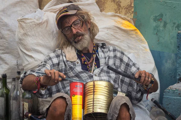 Старый Бедный Мужчина Играет Музыку Улице Двумя Банками — стоковое фото
