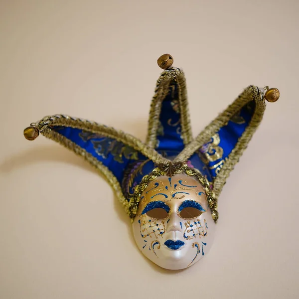 Una Colorata Maschera Veneziana Carnevale Appesa Muro — Foto Stock