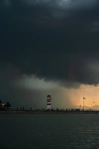 Plano Vertical Del Faro Podersdorf See Bajo Cielo Tormentoso — Foto de Stock