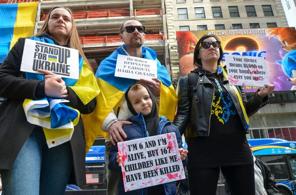 Participantes Seguram Bandeiras Ucranianas Para Mostrar Apoio Ucrânia Times Square — Fotografia de Stock