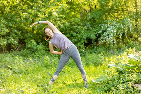 Een Jong Vrouwtje Doet Stretching Oefeningen Natuur — Stockfoto