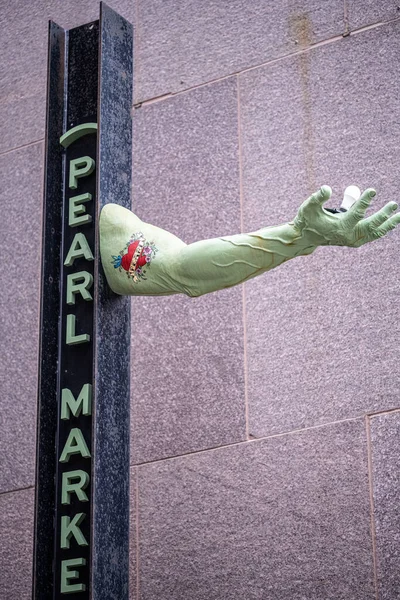 真珠市場の看板に緑の手のローアングルショット — ストック写真