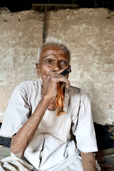 一个穿着乡村服装的印度穷苦乡村老人在他的房子里精心挑选的焦点 — 图库照片