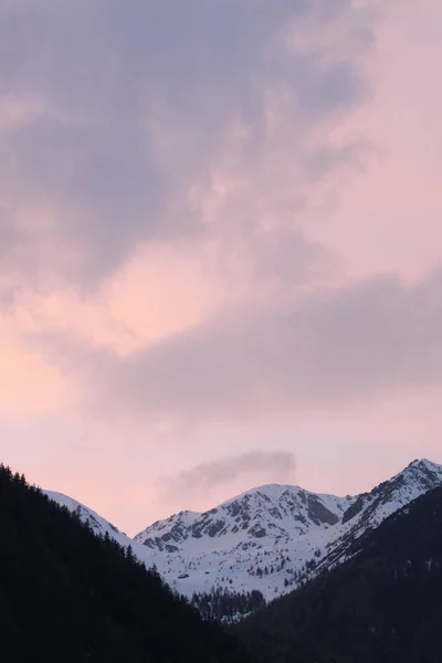 Plano Vertical Una Montaña Bajo Los Cielos Rosados Nublados — Foto de Stock