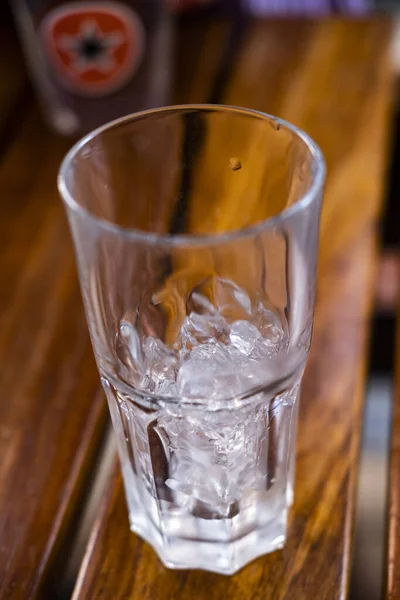 Eine Vertikale Nahaufnahme Eines Transparenten Glases Mit Kleinen Eiswürfeln Auf — Stockfoto