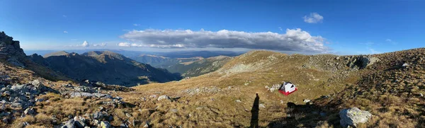 Piękna Panorama Niebieskiego Nieba Szczycie Pasma Górskiego — Zdjęcie stockowe