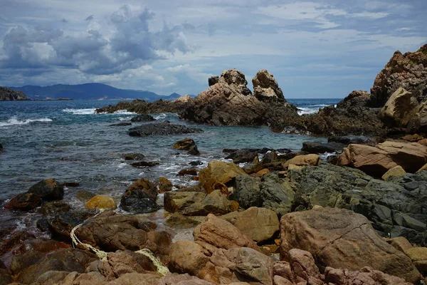 Cielo Azzurro Nuvoloso Sul Mare Catturato Dalla Costa Estate — Foto Stock