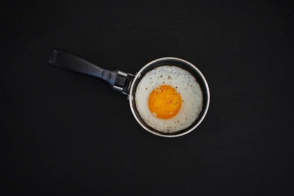 Gebakken Eieren Een Pan Een Zwarte Achtergrond — Stockfoto