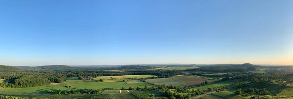 Panoramatický Záběr Krajiny Pod Jasnou Oblohou Létě — Stock fotografie