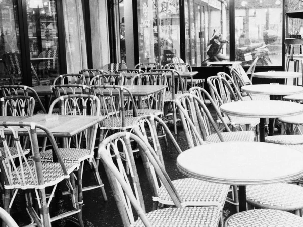 Plan Niveaux Gris Tables Chaises Vides Dans Café — Photo