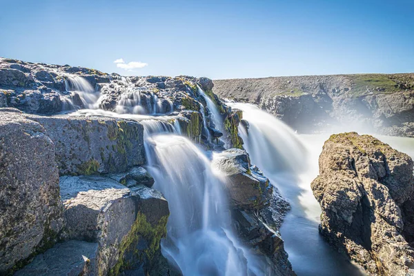 Gyönyörű Tiszta Vízesés Izlandon — Stock Fotó