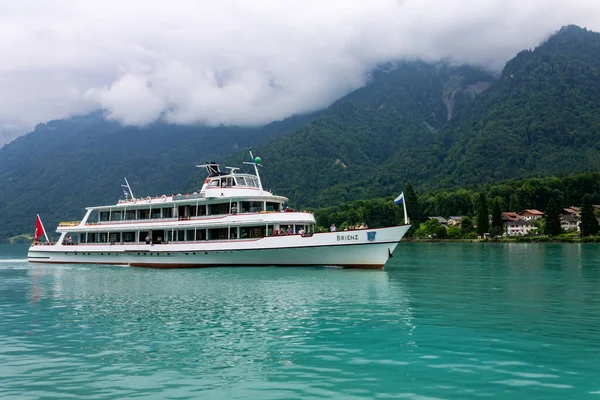 Barca Sul Lago Brienz Sullo Sfondo Delle Alpi Interlaken Svizzera — Foto Stock