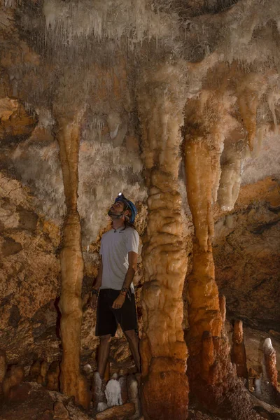 キューバの大規模なベラマー洞窟 Cuevas Bellamar の鉱山ヘルメットの若い観光客 — ストック写真
