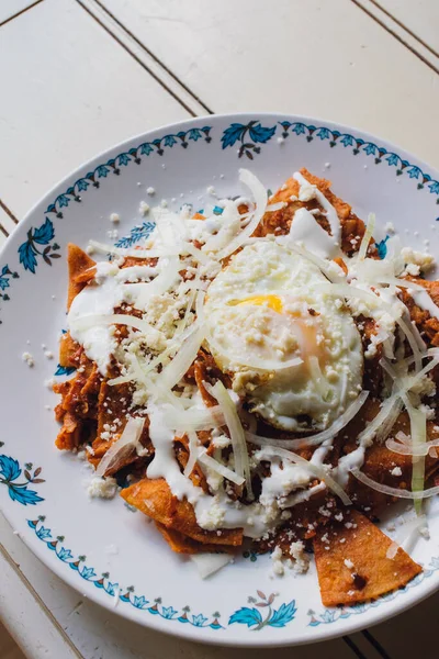 Чилакилес Мексиканский Завтрак Жареными Яйцами Сине Белой Цветочной Тарелке Столе — стоковое фото