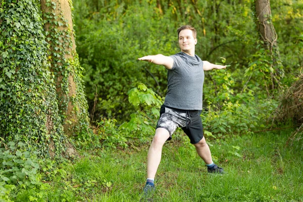 一个年轻的白人男子在大自然中做瑜伽 — 图库照片