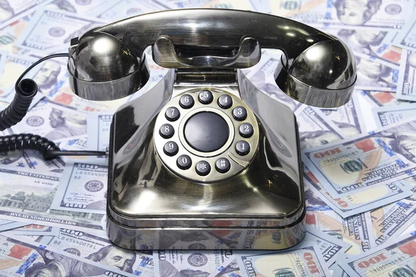 Primo Piano Telefono Retrò Argento Una Pila Cento Dollari — Foto Stock