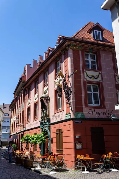 Tiro Vertical Café Bonito Contra Edifício Lado Estrada Freiburg Alemanha — Fotografia de Stock