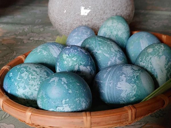 Chupito Huevos Azules Pascua Una Canasta Mimbre — Foto de Stock