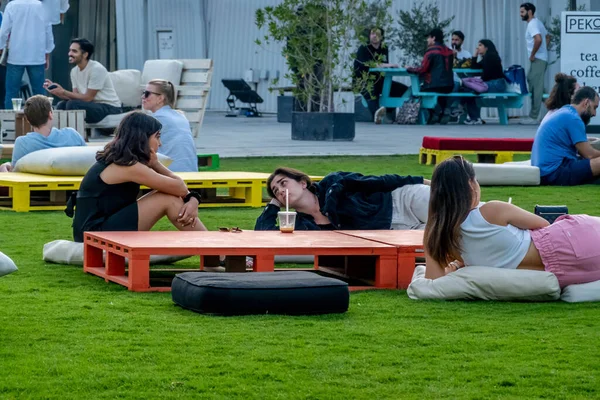 Dubai, BAE 'deki Alserkal Bulvarı' nda takılan yerli ve turistlerin manzarası