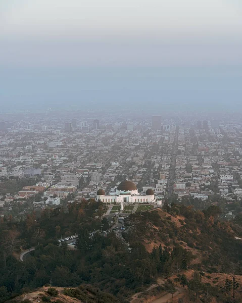 霧の日に街の垂直ショット — ストック写真
