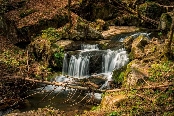 Ett Litet Vattenfall Mossiga Stenarna Skogen — Stockfoto