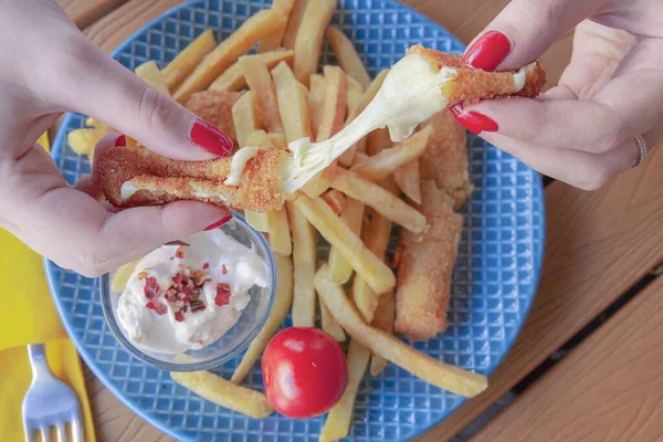 Mozzarella Çubuklarını Patates Kızartmasıyla Tutan Kadının Yakın Çekimi Üst Görünüm — Stok fotoğraf