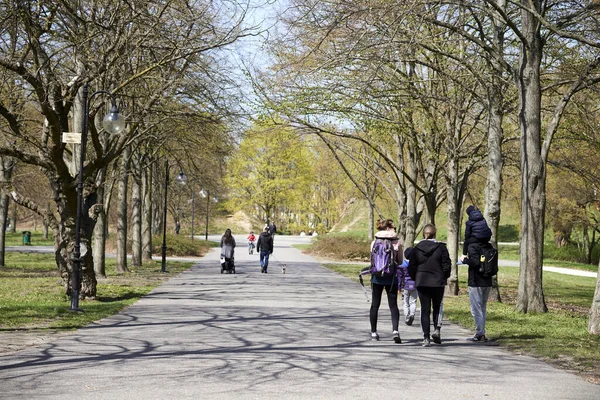 Uma Paisagem Pessoas Caminhando Caminho Parque Cytadela Poznan Polônia Dia — Fotografia de Stock