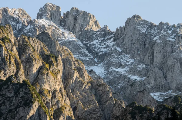 雪と苔に覆われた崖の美しいショット — ストック写真