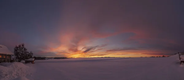 地平線の山々と雪に覆われたアルガウの日の出のパノラマビュー — ストック写真