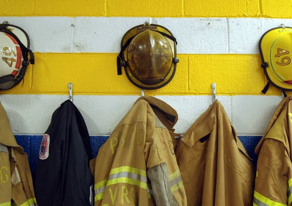 Över Brandmansuniformer Hängande Från Färgglada Väggar — Stockfoto