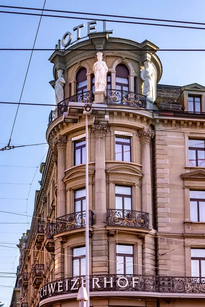 Niski Kąt Ujęcia Szczegółowej Fasady Budynku Hotelowego Posągami Zurychu — Zdjęcie stockowe